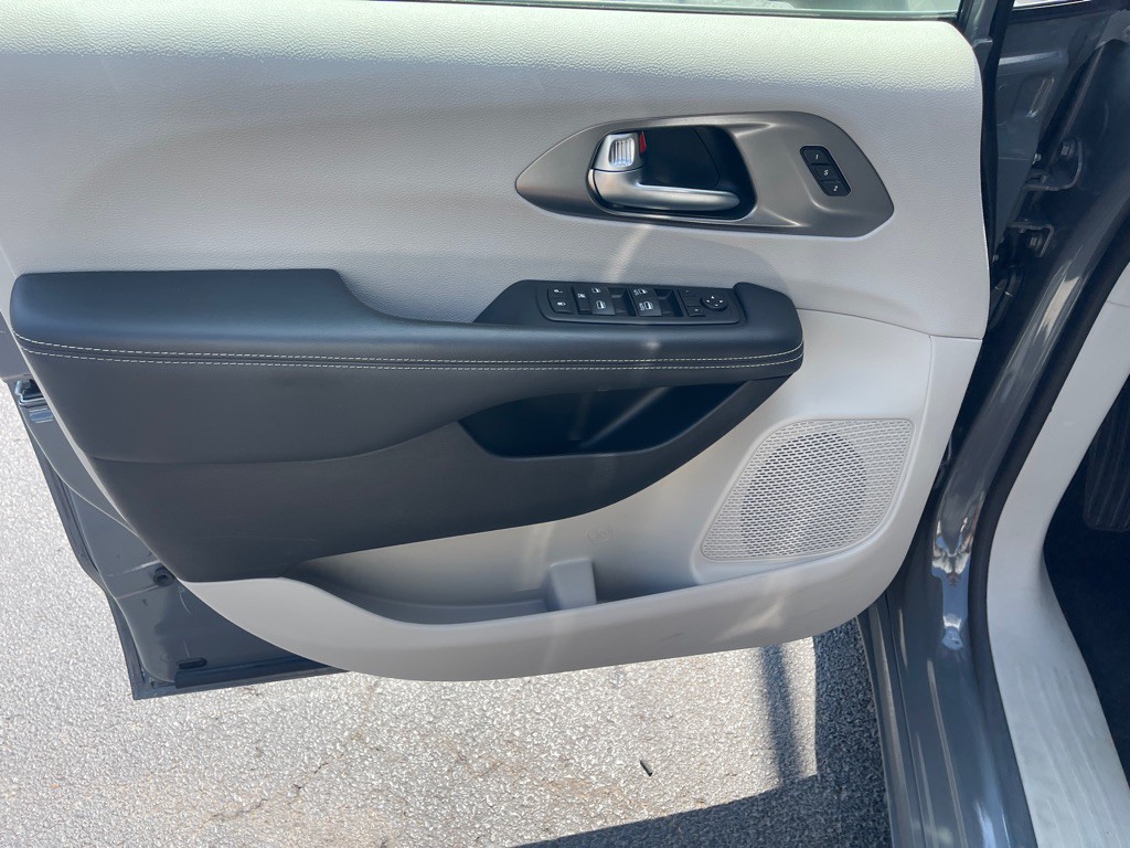 2023 Chrysler Pacifica Image 9