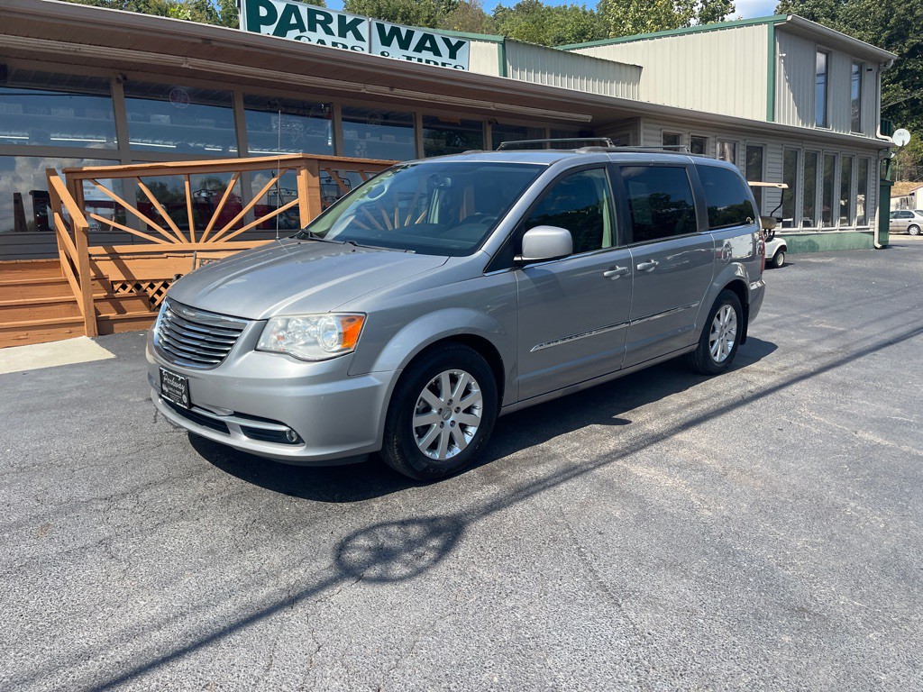 2016 Chrysler Town & Country Image 2