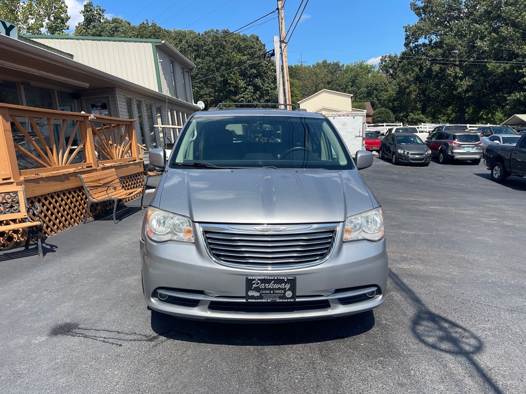 2016 Chrysler Town & Country Image 3