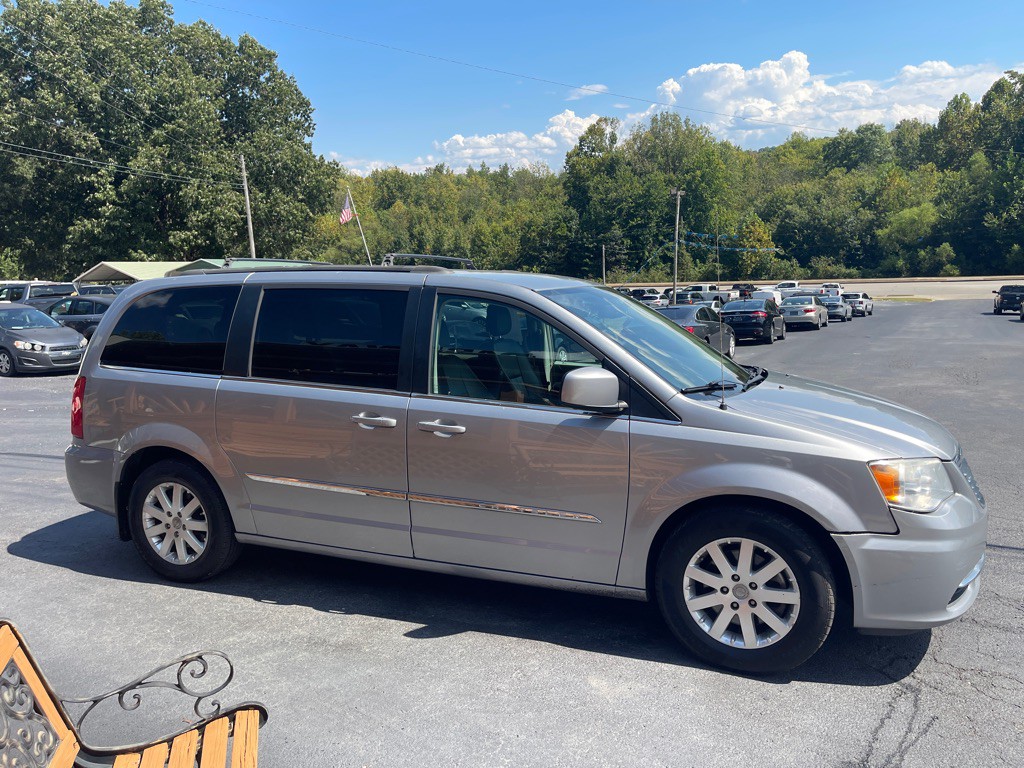 2016 Chrysler Town & Country Image 5