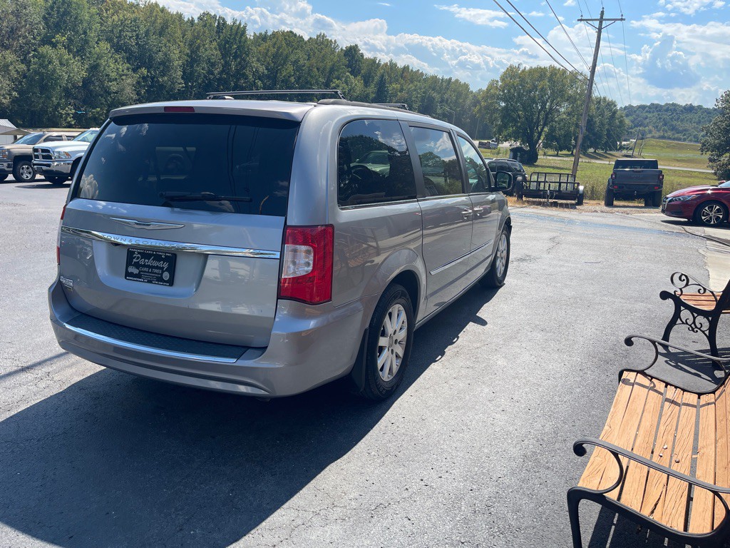 2016 Chrysler Town & Country Image 6