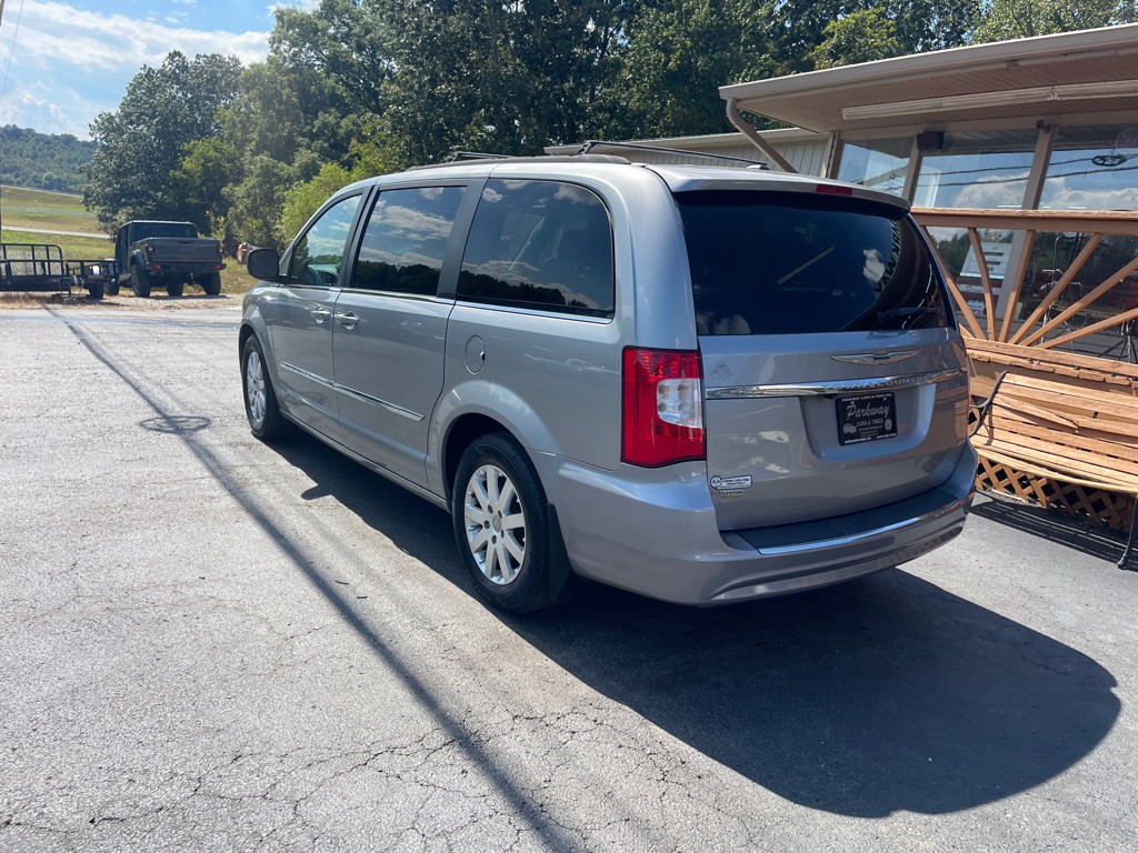 2016 Chrysler Town & Country Image 8