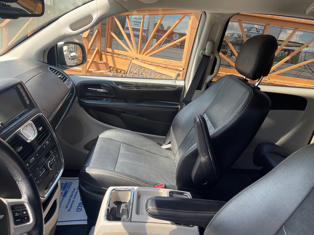2016 Chrysler Town & Country Image 9