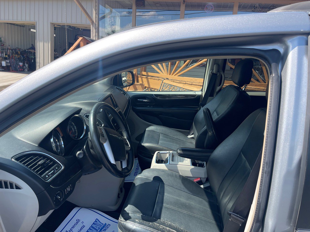 2016 Chrysler Town & Country Image 10