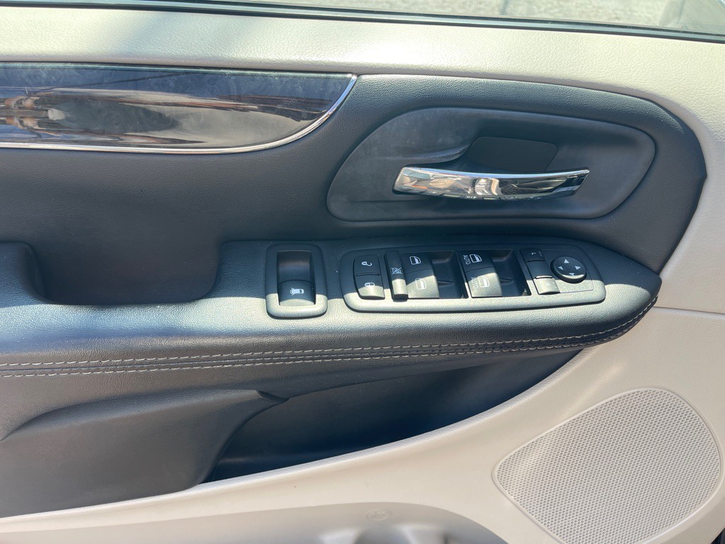 2016 Chrysler Town & Country Image 11