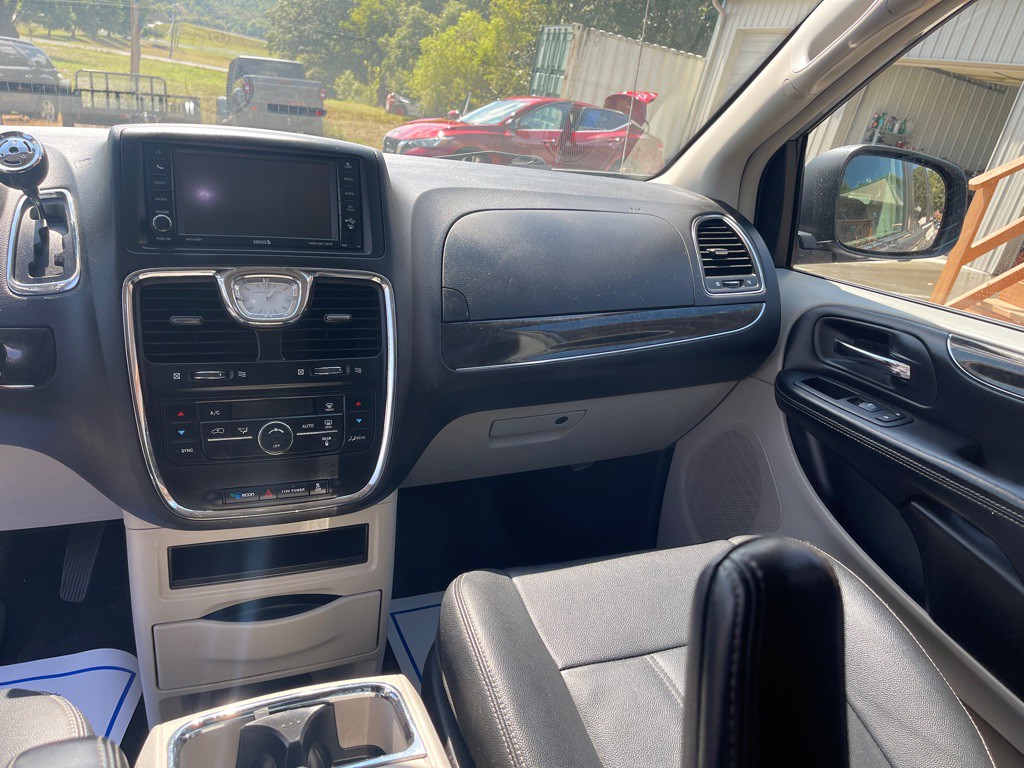 2016 Chrysler Town & Country Image 13
