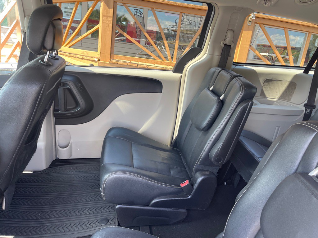 2016 Chrysler Town & Country Image 14