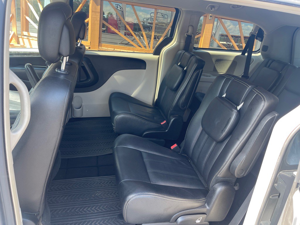 2016 Chrysler Town & Country Image 15
