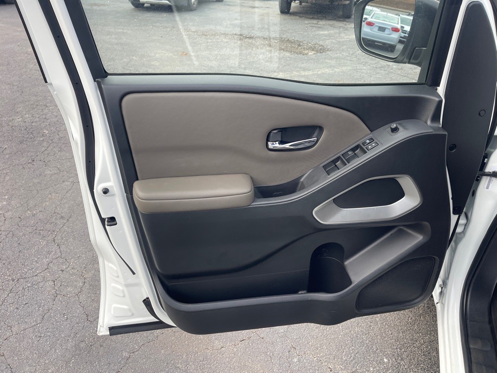 2022 Nissan Frontier Image 9