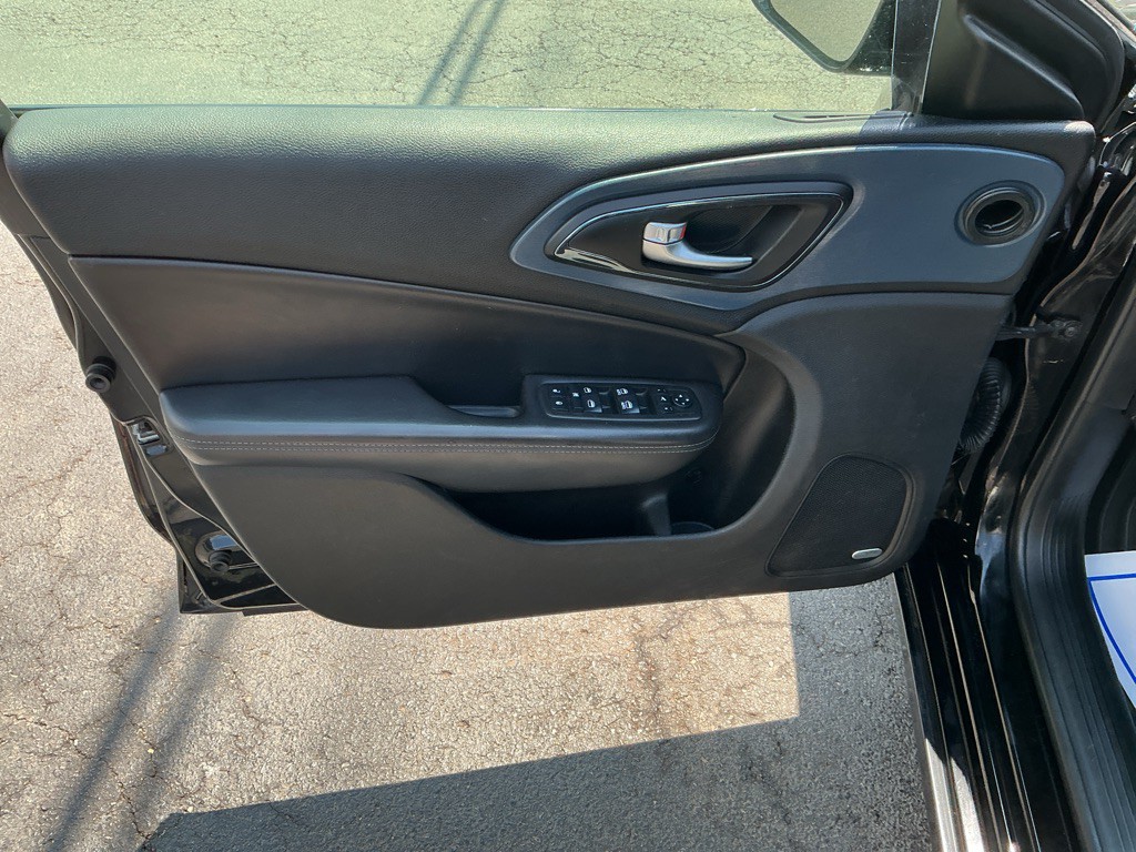2015 Chrysler 200 Image 9