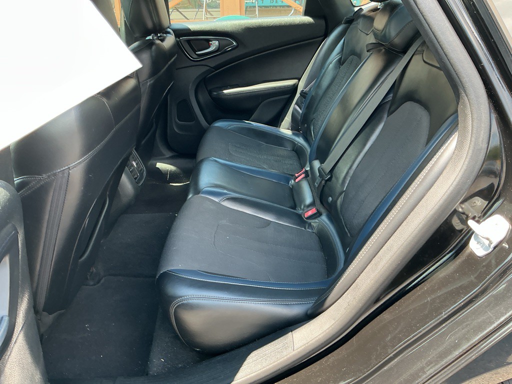 2015 Chrysler 200 Image 14