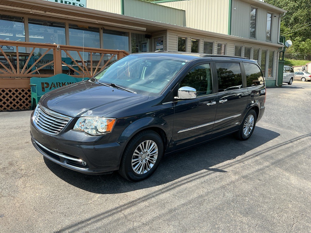 2013 Chrysler Town & Country Image 2