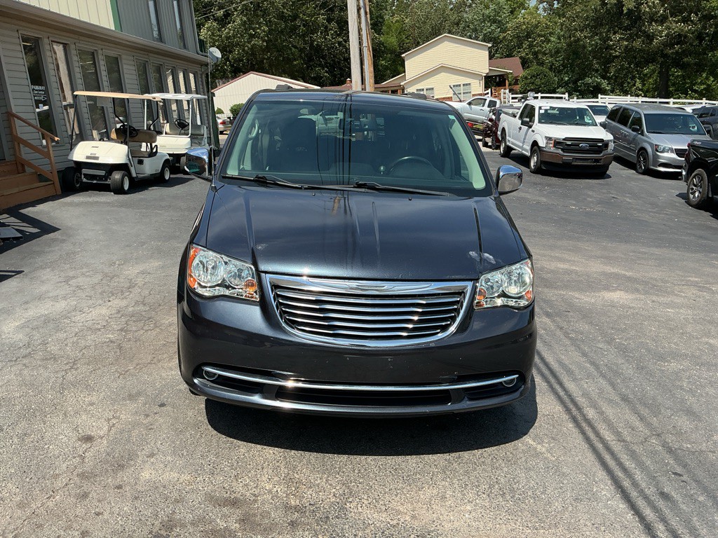 2013 Chrysler Town & Country Image 3