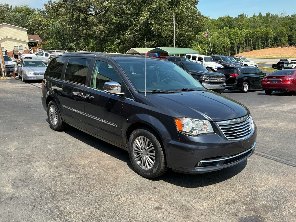 2013 Chrysler Town & Country Image 4