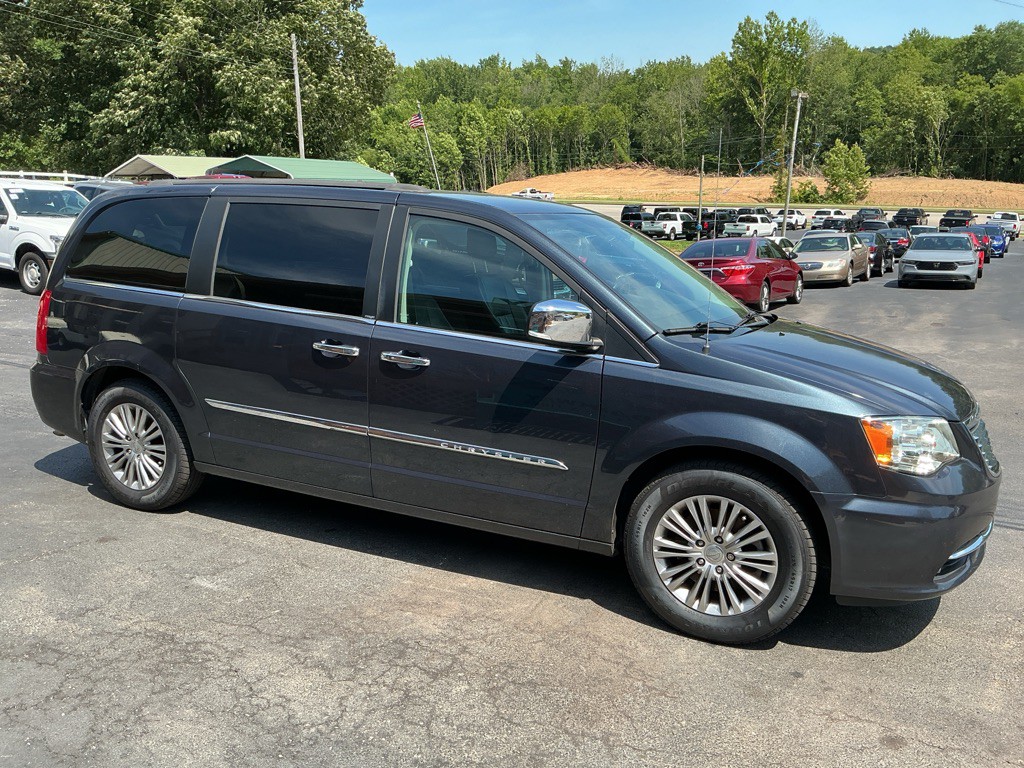 2013 Chrysler Town & Country Image 5