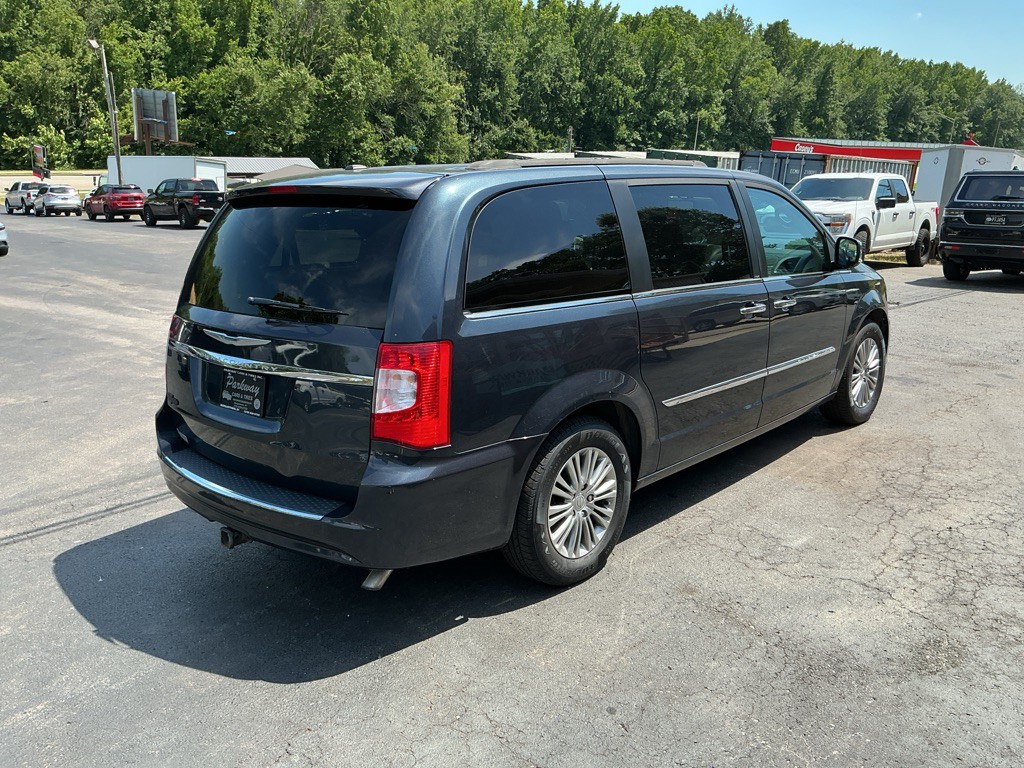 2013 Chrysler Town & Country Image 6