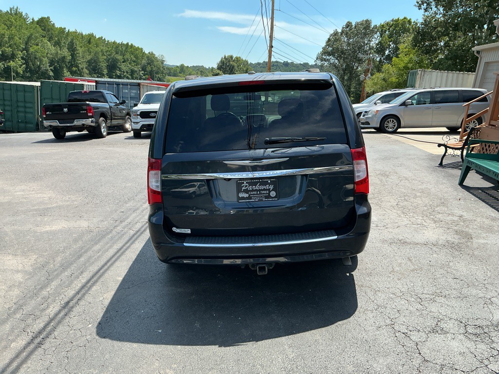 2013 Chrysler Town & Country Image 7