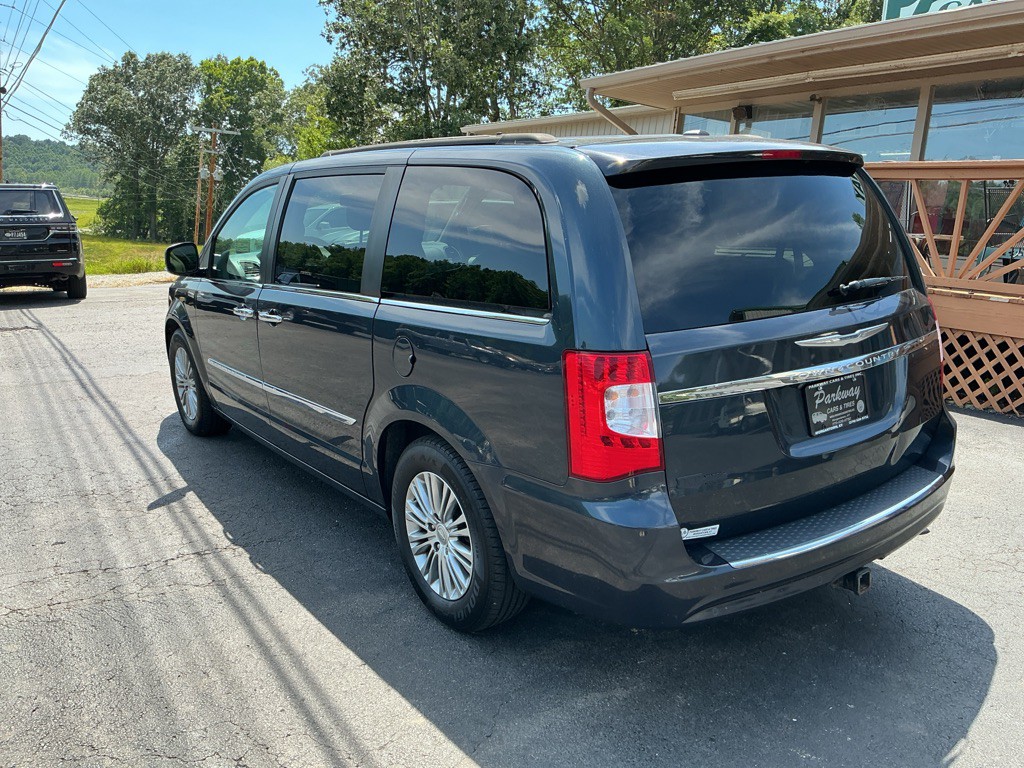 2013 Chrysler Town & Country Image 8