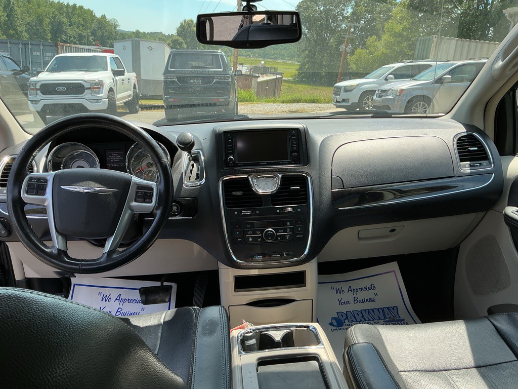 2013 Chrysler Town & Country Image 12