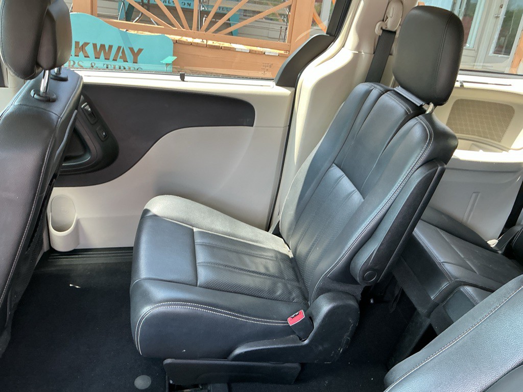 2013 Chrysler Town & Country Image 13