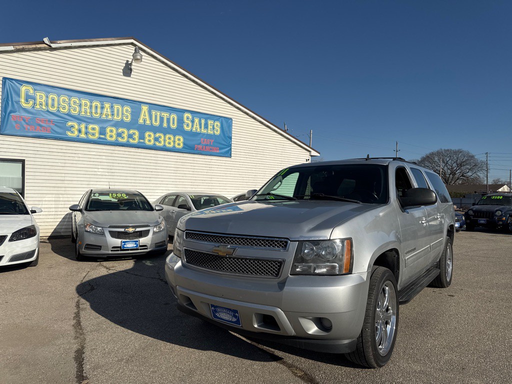 2011 Chevrolet Suburban Image 2