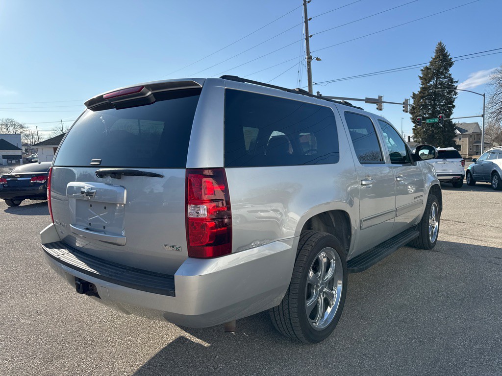 2011 Chevrolet Suburban Image 4