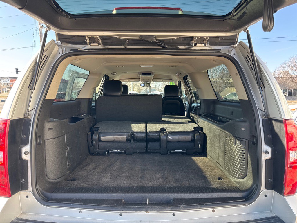 2011 Chevrolet Suburban Image 10
