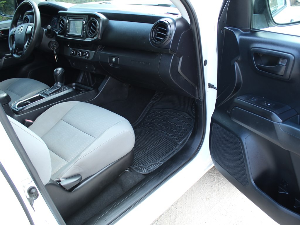2016 Toyota Tacoma Image 18