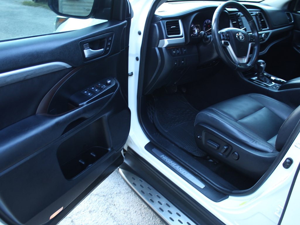 2017 Toyota Highlander Image 12