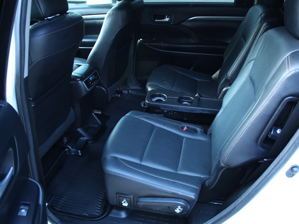 2017 Toyota Highlander Image 14