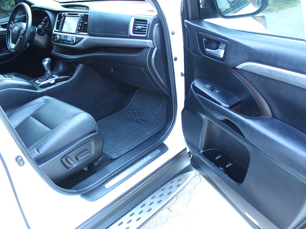 2017 Toyota Highlander Image 16