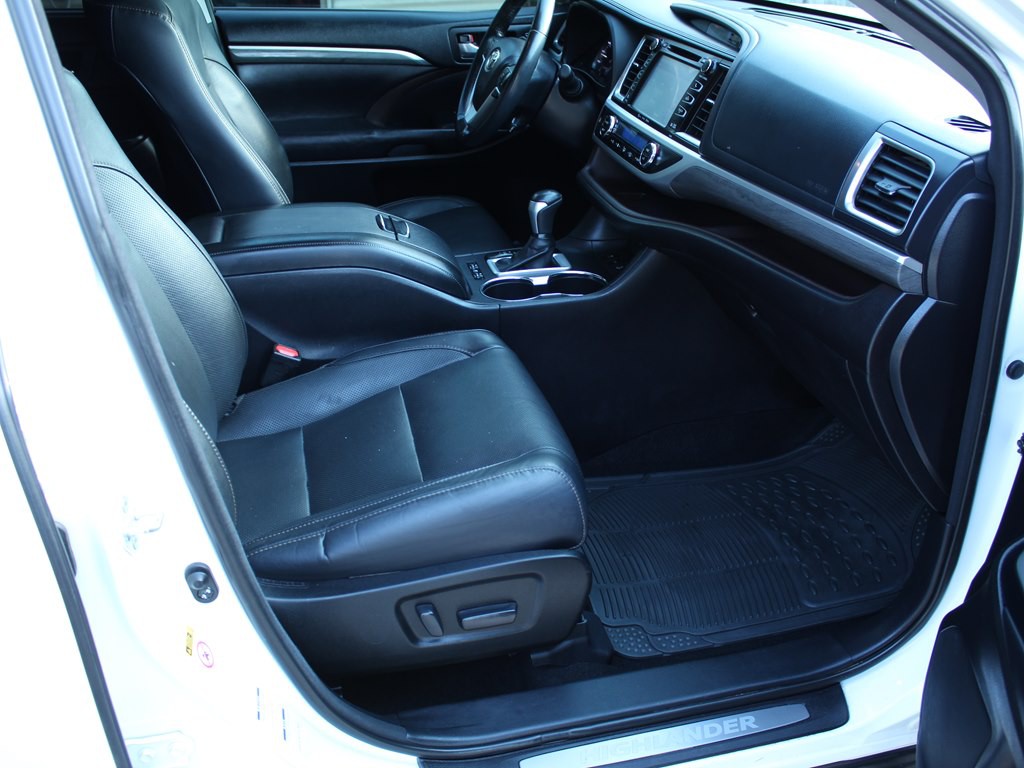 2017 Toyota Highlander Image 17