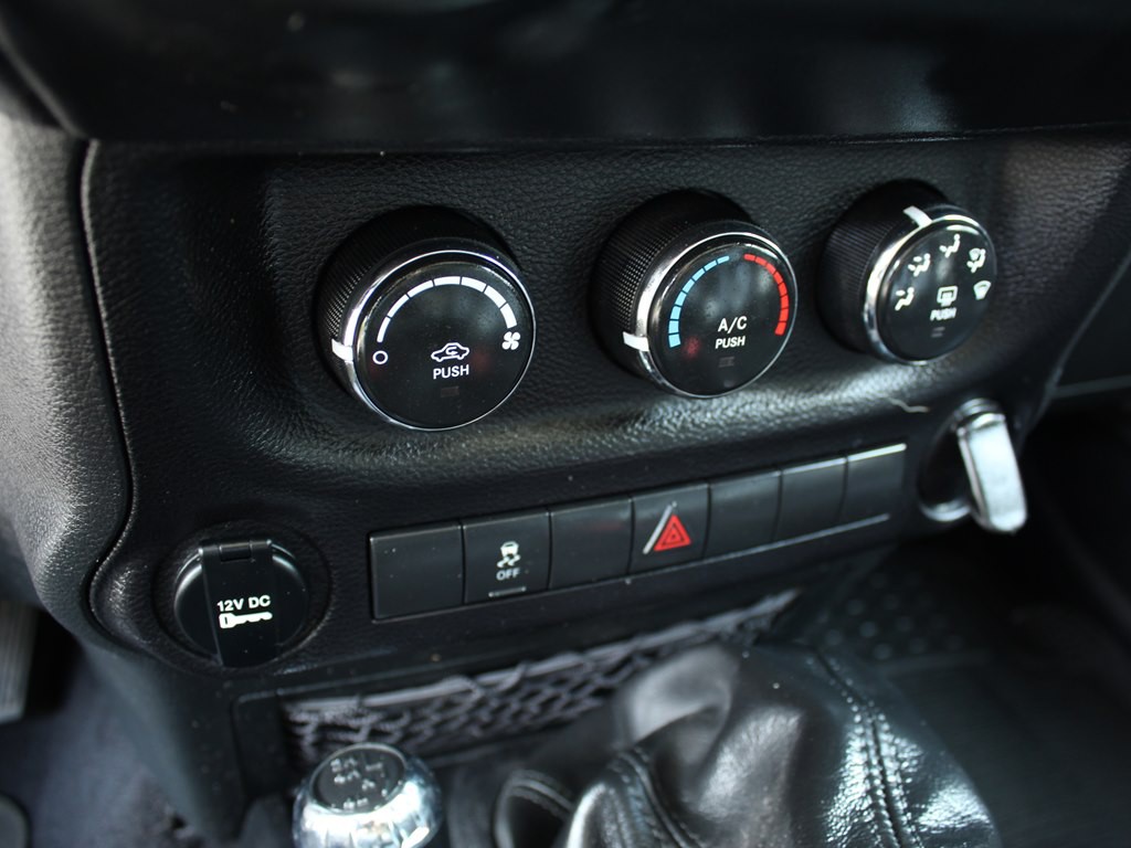 2015 Jeep Wrangler Image 20