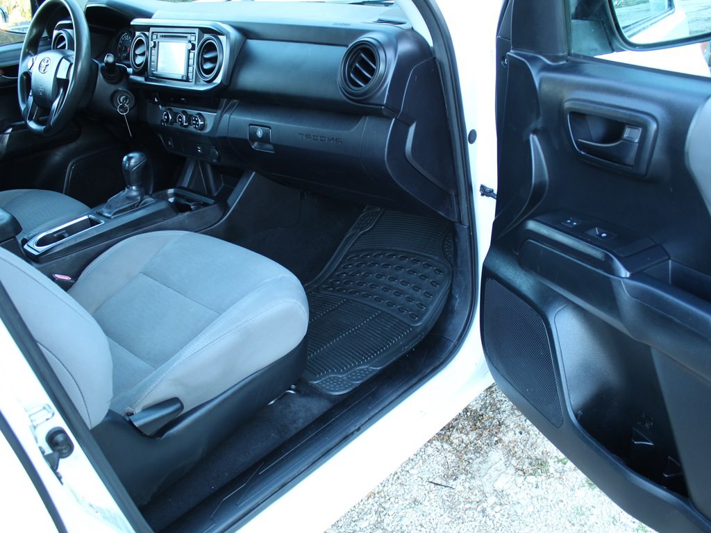 2016 Toyota Tacoma Image 18