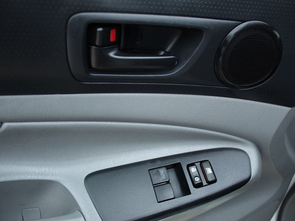2015 Toyota Tacoma Image 14