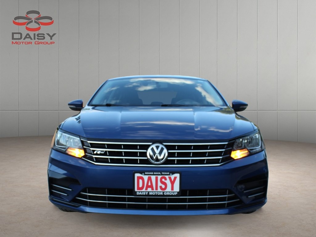 2017 Volkswagen Passat Image 2