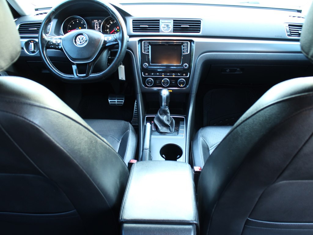 2017 Volkswagen Passat Image 13
