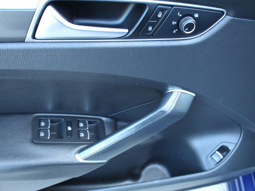 2017 Volkswagen Passat Image 14