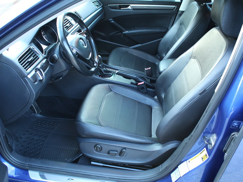 2017 Volkswagen Passat Image 16
