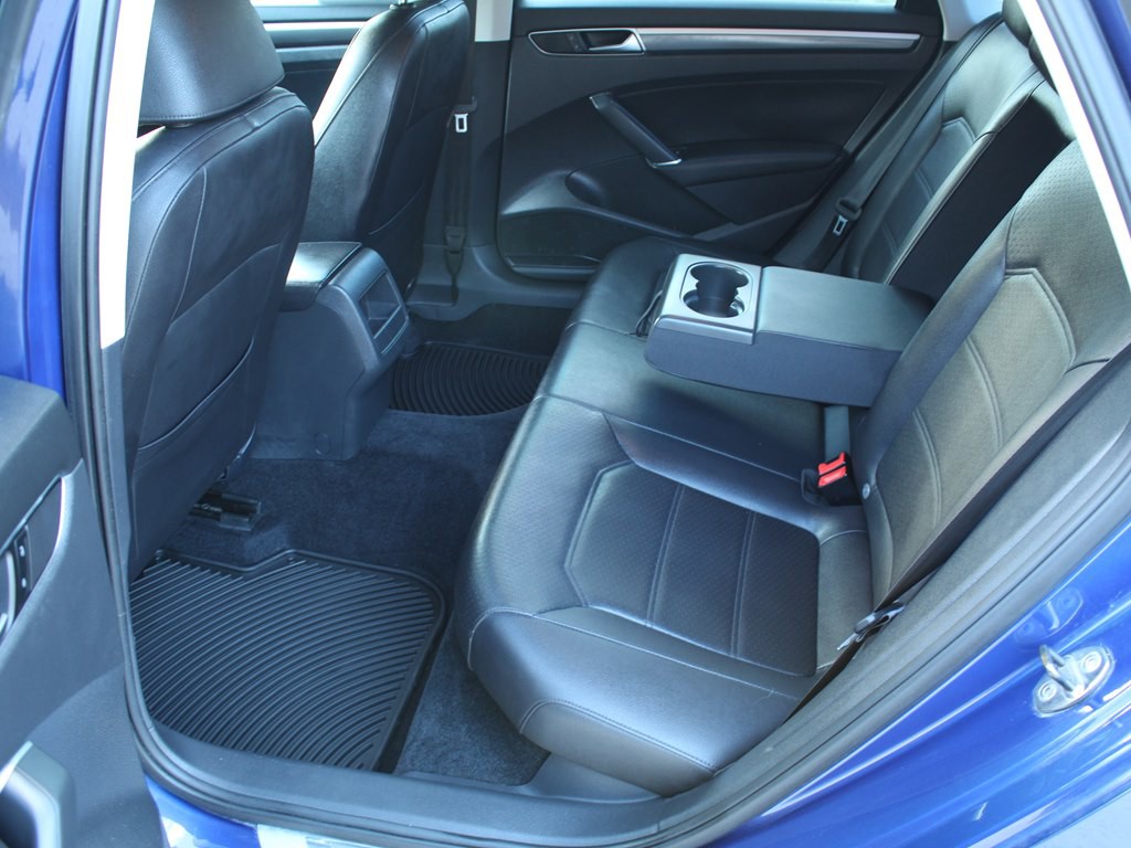 2017 Volkswagen Passat Image 17