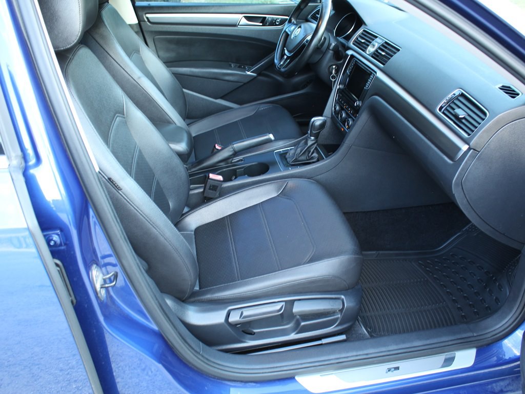 2017 Volkswagen Passat Image 19