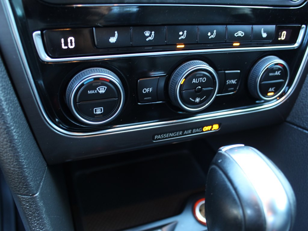 2017 Volkswagen Passat Image 25
