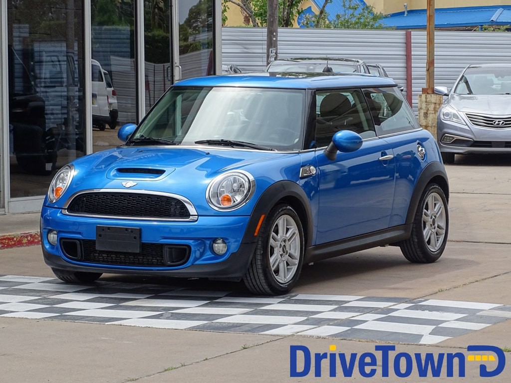 2011 MINI Cooper Image 1