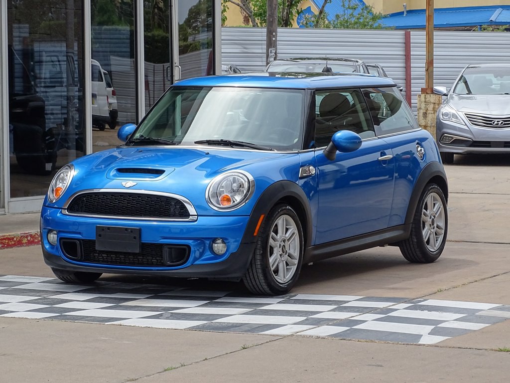 2011 MINI Cooper Image 2