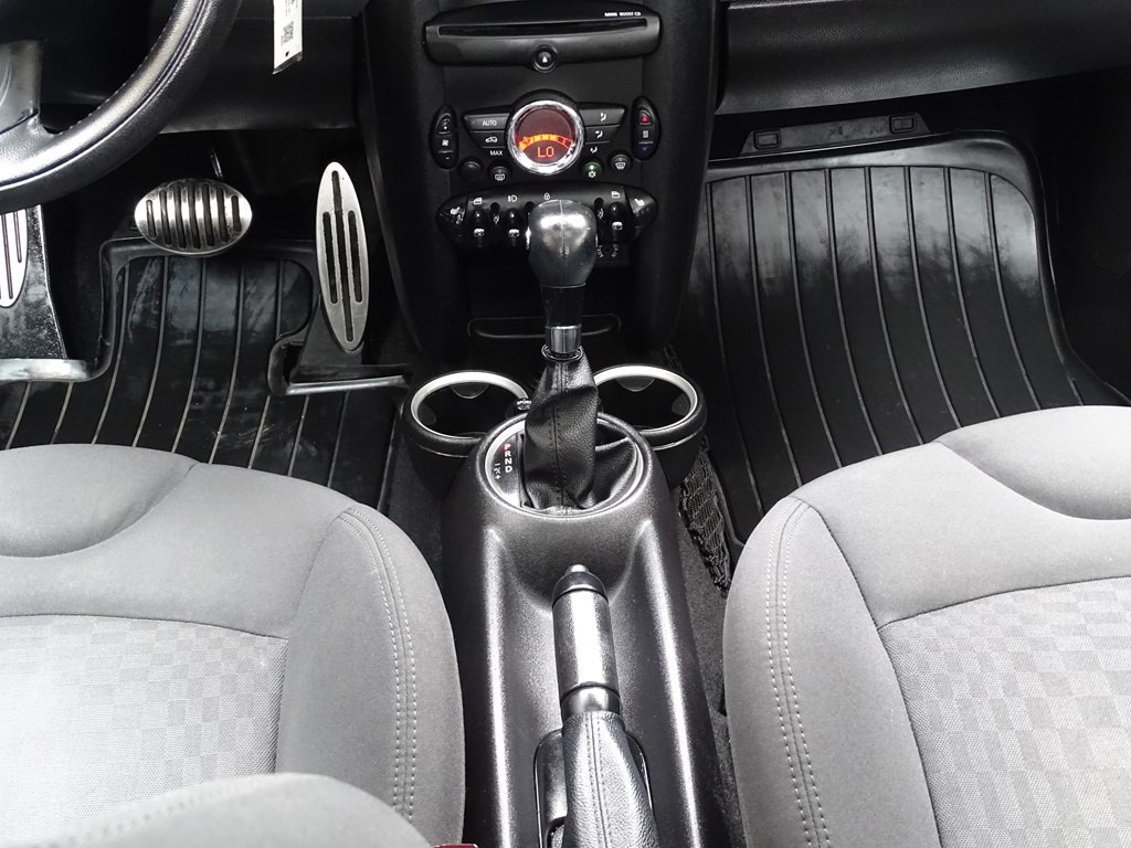 2011 MINI Cooper Image 16