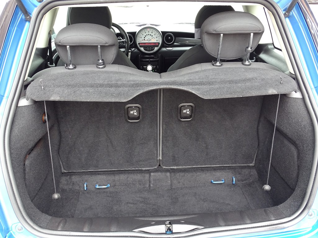 2011 MINI Cooper Image 18