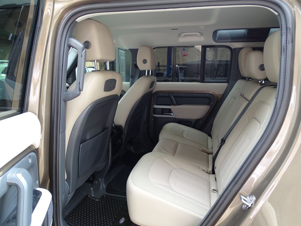 2020 Land Rover Defender Image 17