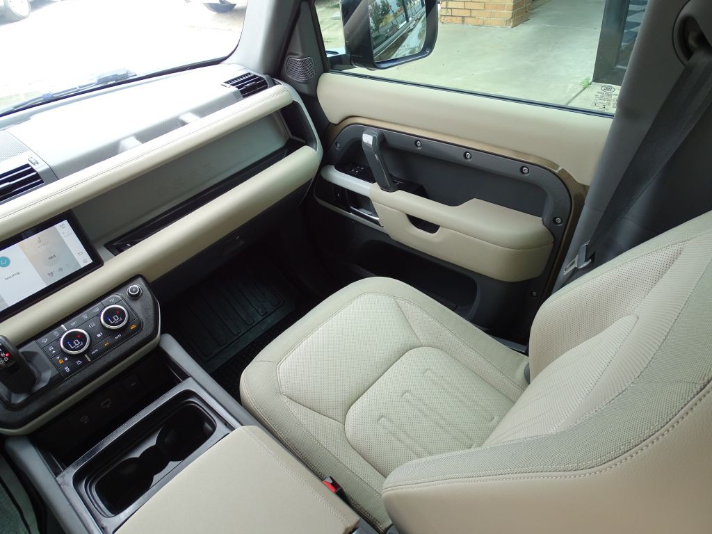 2020 Land Rover Defender Image 19