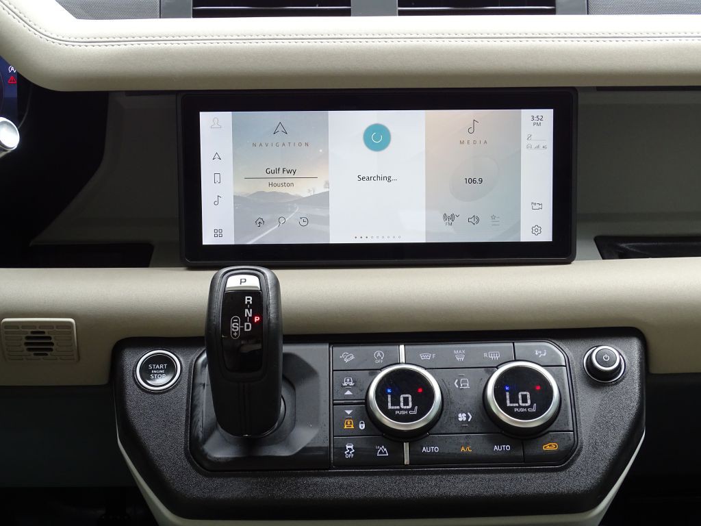 2020 Land Rover Defender Image 21
