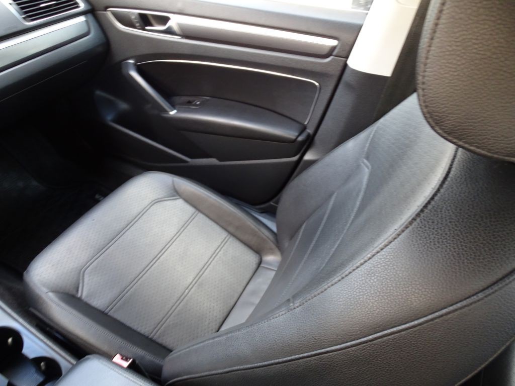 2017 Volkswagen Passat Image 14